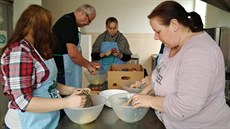 Zaměstnanci a dobrovolníci se chystají zavařovat jablka na štrúdl. Zaměstnanci a dobrovolníci se chystají zavařovat jablka na štrúdl.