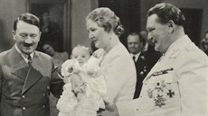 Adolf Hitler (vlevo) coby kmotr malé Eddy, dcery Hermanna a Emmy Göringových... Adolf Hitler (vlevo) coby kmotr malé Eddy, dcery Hermanna a Emmy Göringových...