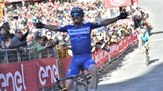 Francouzský cyklista Julian Alaphilippe slaví vítzství na Strade Bianche.