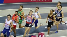 Filip Sasínek se v rozbhu závodu na 1500 metr na halovém ME v Glasgow...