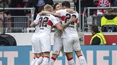 Hráči Stuttgartu oslavují svůj zásah v duelu s Hannoverem. Hráči Stuttgartu oslavují svůj zásah v duelu s Hannoverem.