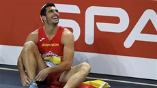 ÚSMV AMPIONA. panlský atlet Jorge Urea se po dobhu osmistovky raduje z...