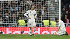 Fotbalisté Realu Madrid nemohou uvěřit průběhu utkání s Ajaxem v Lize mistrů. Fotbalisté Realu Madrid nemohou uvěřit průběhu utkání s Ajaxem v Lize mistrů.