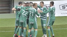 Fotbalisté Bohemians slaví rychlou branku v úvodu utkání na hřišti Karviné. Fotbalisté Bohemians slaví rychlou branku v úvodu utkání na hřišti Karviné.
