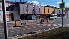 Ve Frýdku-Místku mají lavičky uprostřed silnice. Ve Frýdku-Místku mají lavičky uprostřed silnice.