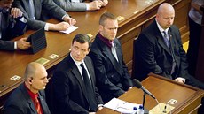 David Rath sedí mezi temi policisty pi jednání Poslanecké snmovny o jeho...
