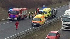 Dopravní nehoda dvou osobních automobilů se sanitkou uzavřela silnici I/7 u... Dopravní nehoda dvou osobních automobilů se sanitkou uzavřela silnici I/7 u...