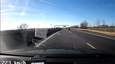 Řidič se po dálnici D6 řítil rychlostí 217 km/h Řidič se po dálnici D6 řítil rychlostí 217 km/h