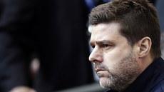 Namíchnutý kouč Tottenham Mauricio Pochettino sleduje první poločas... Namíchnutý kouč Tottenham Mauricio Pochettino sleduje první poločas...