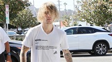 Justin Bieber momentáln ije v americkém Hollywoodu. Jeden as nosil delí...