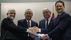 Afghánský velvyslanec v Turecku Abdul Rahim Sayed (vlevo) slavnostně předává... Afghánský velvyslanec v Turecku Abdul Rahim Sayed (vlevo) slavnostně předává...