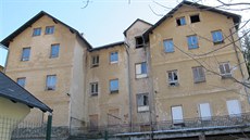 Zchátralý dům stojí u vjezdu do Vimperka ze směru od Strážného. Zchátralý dům stojí u vjezdu do Vimperka ze směru od Strážného.