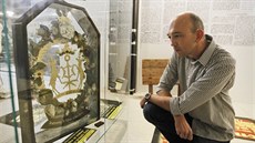 Výstava připomíná i éru cechů. Milan Krčmář se dívá na zdobný znak cechu... Výstava připomíná i éru cechů. Milan Krčmář se dívá na zdobný znak cechu...