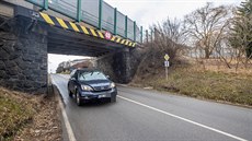 Nepozorní řidiči kamionů zde častokrát zůstávají trčet. Podobné místo pod... Nepozorní řidiči kamionů zde častokrát zůstávají trčet. Podobné místo pod...
