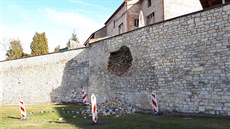V historickém opevnění Loun došlo k vyvalení části hradeb v Žižkově ulici. V historickém opevnění Loun došlo k vyvalení části hradeb v Žižkově ulici.