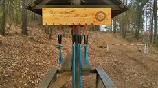 Chodecké hole si turisté mohou vypůjčit na cestě z Bílky, časem budou i na... Chodecké hole si turisté mohou vypůjčit na cestě z Bílky, časem budou i na...