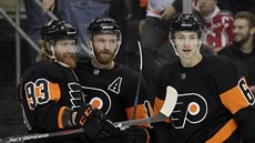 Jakub Voráček (zleva), Sean Couturier a Travis Sanheim slaví gól Philadelphie. Jakub Voráček (zleva), Sean Couturier a Travis Sanheim slaví gól Philadelphie.