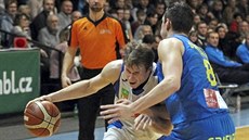 Ostravský pivot Lukáš Bažant se snaží protlačit pod koš kolem opavského... Ostravský pivot Lukáš Bažant se snaží protlačit pod koš kolem opavského...