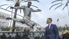 David Beckham se svou sochou před stadionem Los Angeles Galaxy. David Beckham se svou sochou před stadionem Los Angeles Galaxy.