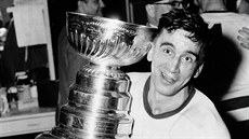 TRIUMF V ROCE 1954. Kapitán Detroit Red Wings Ted Lindsay objímá Stanley Cup. TRIUMF V ROCE 1954. Kapitán Detroit Red Wings Ted Lindsay objímá Stanley Cup.