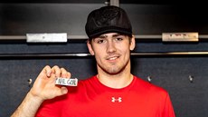 Hokejistům v NHL zůstává puk, jímž vstřelili svůj první gól v soutěži. Po... Hokejistům v NHL zůstává puk, jímž vstřelili svůj první gól v soutěži. Po...
