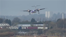 Komplikované přistávání během větru v britském Birminghamu (4.3.2019) Komplikované přistávání během větru v britském Birminghamu (4.3.2019)