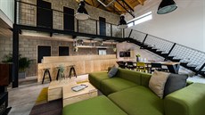 Do původního prostoru vložili architekti novou loftovou dispozici. Do původního prostoru vložili architekti novou loftovou dispozici.