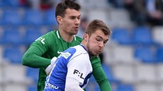BOJ O MÍČ. Vpravo je Nikolaj Komličenko z Boleslavi, vlevo Marek Kodr z... BOJ O MÍČ. Vpravo je Nikolaj Komličenko z Boleslavi, vlevo Marek Kodr z...