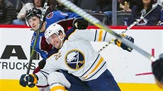 Útočník Colorado Avalanche Alexander Kerfoot stahuje k zemi útočníka Buffalo... Útočník Colorado Avalanche Alexander Kerfoot stahuje k zemi útočníka Buffalo...