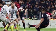 Leonardo Pavoletti (vpravo) z Cagliari střílí na branku Interu Milán. Leonardo Pavoletti (vpravo) z Cagliari střílí na branku Interu Milán.