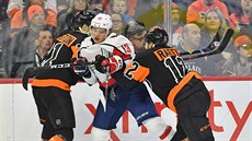 Jakub Vrána (uprostřed) z Washingtonu čelí přesile hráčů Philadelphie. Jakub Vrána (uprostřed) z Washingtonu čelí přesile hráčů Philadelphie.