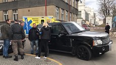 V Kamenické ulici na Letné museli policisté střílet. Muž před nimi ujížděl v... V Kamenické ulici na Letné museli policisté střílet. Muž před nimi ujížděl v...