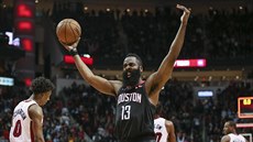 James Harden se raduje z vítězství Houstonu nad Miami. James Harden se raduje z vítězství Houstonu nad Miami.