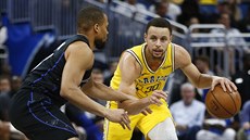 Stephen Curry (vpravo) z Golden State útočí kolem Isaiaha Briscoea z Orlanda. Stephen Curry (vpravo) z Golden State útočí kolem Isaiaha Briscoea z Orlanda.