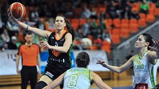 Natálie Stoupalová (vlevo) ze Žabin Brno útočí kolem Andrey Sládkové (8) a... Natálie Stoupalová (vlevo) ze Žabin Brno útočí kolem Andrey Sládkové (8) a...