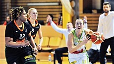 Lenka Bartáková (vpravo) z KP Brno útočí kolem Petry Záplatové (uprostřed) a... Lenka Bartáková (vpravo) z KP Brno útočí kolem Petry Záplatové (uprostřed) a...