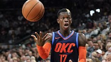 Dennis Schröder z Oklahoma City zachraňuje míč ve hře. Dennis Schröder z Oklahoma City zachraňuje míč ve hře.