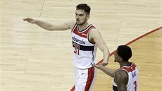 Tomáš Satoranský (vlevo) a Bradley Beal z Washingtonu se povzbuzují během... Tomáš Satoranský (vlevo) a Bradley Beal z Washingtonu se povzbuzují během...