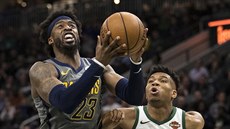 Janis Adetokunbo (vpravo) z Milwaukee zastavuje Wesleyho Matthewse z Indiany. Janis Adetokunbo (vpravo) z Milwaukee zastavuje Wesleyho Matthewse z Indiany.