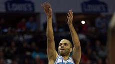 Tony Parker ze Charlotte stílí na ko Washingtonu pes Tomáe Satoranského,