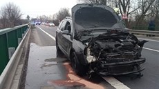 Auto u Třebechovic pod Orebem sjelo ze silnice a skončilo v řece (2.3.2019). Auto u Třebechovic pod Orebem sjelo ze silnice a skončilo v řece (2.3.2019).