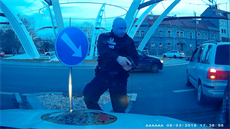 Ujíždějícího řidiče v Hradci Králové zastavila až pistole strážníka. Ujíždějícího řidiče v Hradci Králové zastavila až pistole strážníka.