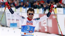Norský sdruženář Jarl Magnus Riiber slaví triumf v Oslu. Norský sdruženář Jarl Magnus Riiber slaví triumf v Oslu.