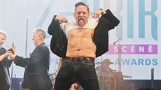 Sošku za první místo v kategorii Skupina roku převzal Matěj Ruppert z Monkey... Sošku za první místo v kategorii Skupina roku převzal Matěj Ruppert z Monkey...