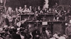 Komunisti se před 100 lety začali učit, jak „zakroutit buržoazii krkem“ Komunisti se před 100 lety začali učit, jak „zakroutit buržoazii krkem“