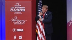 Objímání vlajky, zapomenutý deštník nebo toaleták na botě: Trumpovy přešlapy... Objímání vlajky, zapomenutý deštník nebo toaleták na botě: Trumpovy přešlapy...
