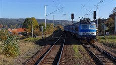 Lokomotiva 242.267-3 při křižování ve stanici Ždírec u Plzně Lokomotiva 242.267-3 při křižování ve stanici Ždírec u Plzně