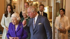 Královna Albta II. a princ Charles s rodinou na recepci v Buckinghamském...