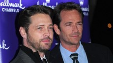 Jason Priestley a Luke Perry (Pasadena, 7. ledna 2011) Jason Priestley a Luke Perry (Pasadena, 7. ledna 2011)