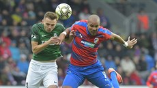 Jablonecký Tomáš Břečka (vlevo) v hlavičkovém souboji s Jean-Davidem Beauguelem... Jablonecký Tomáš Břečka (vlevo) v hlavičkovém souboji s Jean-Davidem Beauguelem...